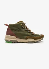 Calzado de trekking Satorisan modelo Kiso Premium, en tonos verde militar, marrón y suela tostada con detalles moteados. Diseño de caña media con cordones de alpinista y ganchos metálicos.