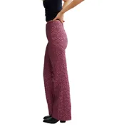 Pantalón de tiro alto con corte flare, confeccionado en tejido jacquard con textura floral en relieve color bordó.