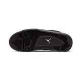 Zapatillas Jordan 4 Retro Black Cat, totalmente negras, con detalles de rejilla y suela con cámara de aire visible.