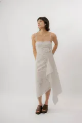 Vestido midi de broderie de algodón color blanco, con escote cuadrado, tirantes finos regulables en la espalda y diseño romántico.