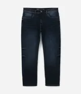 Pantalón de jean azul oscuro, corte slim, con trabillas en la cintura y bolsillos.