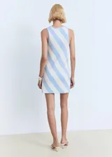 Vestido corto de punto fino, sin mangas, con cuello redondo y tirantes anchos, con diseño recto y estampado de rayas diagonales celestes y blancas.
