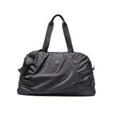 Bolso deportivo de gran capacidad, color negro, confeccionado en material textil con acabado arrugado. Cuenta con doble asa de mano acolchada, correa ajustable y desmontable, y compartimento principal con cierre doble. Incluye bolsa interior desmontable para accesorios y correas en la base para sujetar esterilla.