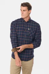 Camisa de viyela a cuadros tipo leñadora, con cuello abotonado, cierre frontal con botones y bolsillo en el pecho.