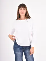 Remera de manga larga color negro, con cuello redondo y puños elásticos, de corte holgado.