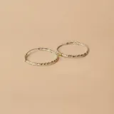Aros tipo argolla de diseño torneado, elaborados en plata 925 con detalles en oro.