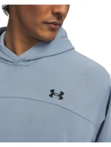 Hoodie Under Armour modelo UA Rival LW de color celeste, confeccionado en suave tejido French Terry ligero. Cuenta con capucha, bolsillos laterales abiertos, hombros caídos y el logotipo de la marca bordado en el pecho.