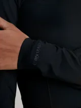 Vestido negro de punto canalé de poliamida y elastano, de corte slim y largo midi. Presenta cuello perkins y manga larga, con detalle de costura de corpiño.