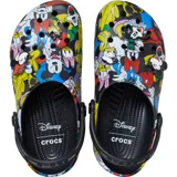 Zueco de diseño clásico tipo Crocs con estampado colorido de Mickey Mouse y sus amigos, con tira pivotante en el talón, perforaciones de ventilación y dijes Jibbitz incluidos.