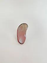 Anillo plateado con una pieza irregular de nácar.