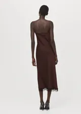 Vestido midi de satén color marrón chocolate, con escote en V profundo y ruedo decorados con encaje al tono. Presenta un diseño de tirantes finos y corte recto.