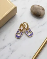 Caravanas de acero dorado tipo aro con dije colgante rectangular con esmaltado color azul.