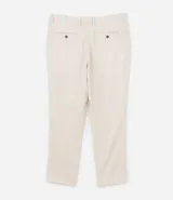 Pantalón de vestir azul marino, de corte relajado, confeccionado en tejido de viscosa y lino. Cuenta con cintura con trabillas, bolsillos laterales y traseros. Se ajusta a la cintura con cinturón de cuero marrón.