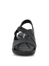 Sandalias de cuero negro con diseño de tiras anchas, ajuste mediante velcro y suela de plataforma baja.