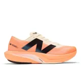 Championes de running New Balance FuelCell Rebel v4, color naranja y blanco hueso con logo "N" en negro.