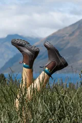 Botas de cuero marrón con elástico marrón en los laterales. Suela de TPU duradera y antideslizante. Entresuela acolchada para mayor comodidad. Sistema SPS Max Comfort para una excelente absorción de impactos.