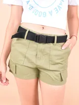 Short cargo verde militar con bolsillos delanteros aplicados, bolsillos laterales con solapa y trabillas para cinturón.