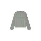 Sweater de punto acanalado color gris, de corte holgado, manga larga y cuello redondo. Cuenta con el logotipo de la marca bordado en el pecho en tono verde oscuro.