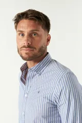 Camisa celeste de algodón con corte slim fit y logo bordado en el pecho.