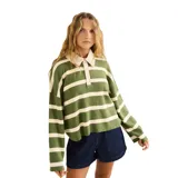 Buzo de punto estilo rugby con cuello polo y cierre frontal de botones. Presenta un diseño a rayas horizontales en color verde y crema, con mangas largas y corte holgado.