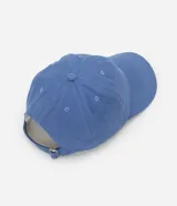 Gorra de sarga color azul con visera curva, ajuste trasero y bordado frontal de una margarita blanca con centro amarillo.