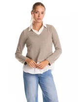 Buzo combinado marca Rio & Rian, con diseño de efecto capas que simula una camisa blanca debajo. Presenta un cuerpo de tejido de hilado fino en color beige con escote en V, y cuello y ruedo de gasa blanca.