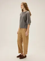 Pantalón de lino y poliéster color blanco, de corte holgado estilo barrel con costuras decorativas y bolsillos laterales.