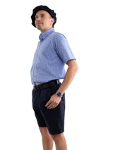 Camisa celeste a cuadros blancos, de manga corta, con cuello abotonado y bolsillo en el pecho con logo bordado.