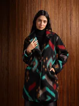 Chaquetón largo de lana con diseño tribal estilo southwestern, con solapas clásicas y cierre frontal de botones.