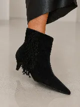 Bota corta de cuero negro con punta fina, taco fino de 5 cm y detalle de flecos laterales.