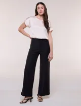 Jean wide leg de tiro alto marca Dictionary, color negro, con pretina con pasadores, botón, cierre y bolsillos delanteros y traseros.