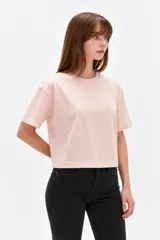 Remera de manga corta de algodón, de corte ancho y cuello a la base en color blanco.