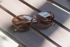 Lentes de sol con marco color marrón claro y protección UV 400.