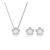 Conjunto de joyería compuesto por un collar y un par de aros de botón, ambos con diseño de flor. Cada pieza presenta una perla de cristal central rodeada de pétalos con pavé de cristales brillantes, con baño de rodio.