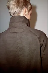 Cazadora ZW Collection de cuello subido y manga larga con bolsillos en el delantero, diseño reversible y cierre frontal cruzado con botones.
