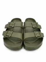 Sandalias de dos tiras con hebillas ajustables, diseño anatómico y acabado texturizado.