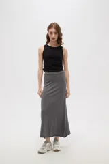 Falda larga de corte recto y tiro alto, confeccionada en tejido de punto con acabado suave y ruedo sin costuras.