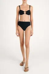 Calzón de bikini tiro alto color negro, con detalles fruncidos en los laterales de la cintura y diseño de cobertura amplia.