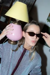 Campera tejida de punto con textura de rayas verticales, cierre frontal completo y cuello alto. Diseño de manga larga con hombros caídos.