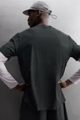 Camiseta de entrenamiento de corte relajado, confeccionada en tejido técnico ligero y elástico con textura microperforada. Presenta cuello redondo, manga corta y costuras termofijadas.