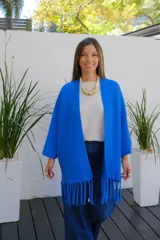 Saco abierto de punto color azul vibrante, con mangas tres cuartos y detalle de flecos largos en el ruedo.