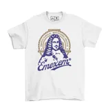 Remera blanca de manga corta con estampado frontal que presenta un diseño gráfico circular en tonos dorado y violeta, incluyendo una ilustración de un personaje histórico y el texto 'Tristán Narvaja - Montevideo, Uruguay' junto con la marca 'Emexem'.