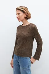 Sweater verde oliva con calado geométrico, de mangas largas y cuello redondo.