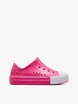 Zapatilla rosa de goma con puntera blanca y orificios de ventilación.