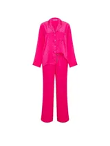 Pijama largo de satén jacquard fucsia con patrón de monograma, compuesto por una camisa de manga larga con botones y un pantalón con cintura elástica y cordón ajustable.