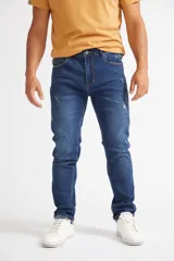 Jean de hombre color gris oscuro, corte recto, con roturas y logo bordado.