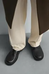Zapato de vestir tipo derby fabricado en piel, con horma cuadrada, cierre de cordones y suela con ligero tacón.