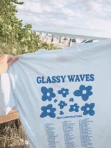 Remerón blanco con estampado de flores y texto en color azul.