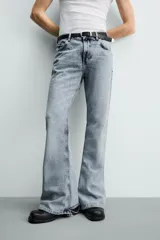 Jeans flare fit de tiro medio, confeccionados en denim de algodón color azul con efecto deslavado. Diseño ajustado en la parte superior y abierto en campana desde la rodilla, con cinco bolsillos y cierre frontal con cremallera y botón.