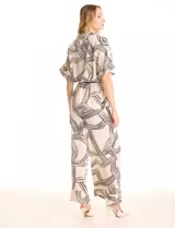 Conjunto de dos piezas compuesto por una camisa de cuello solapa con escote en V y mangas cortas con trabilla, y un pantalón estilo palazzo de tiro alto con cintura elástica y bolsillos laterales. Ambas prendas presentan un estampado geométrico lineal en tonos neutros y se complementan con un cordón trenzado para ajustar la cintura.